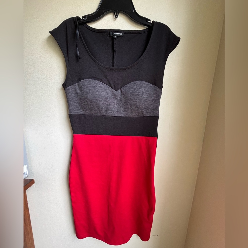 Stylish Colorblock Mini Dress in Black, Gray, and Red for Women size 36/ 4-6